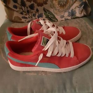 Womans Puma suede sneakers
